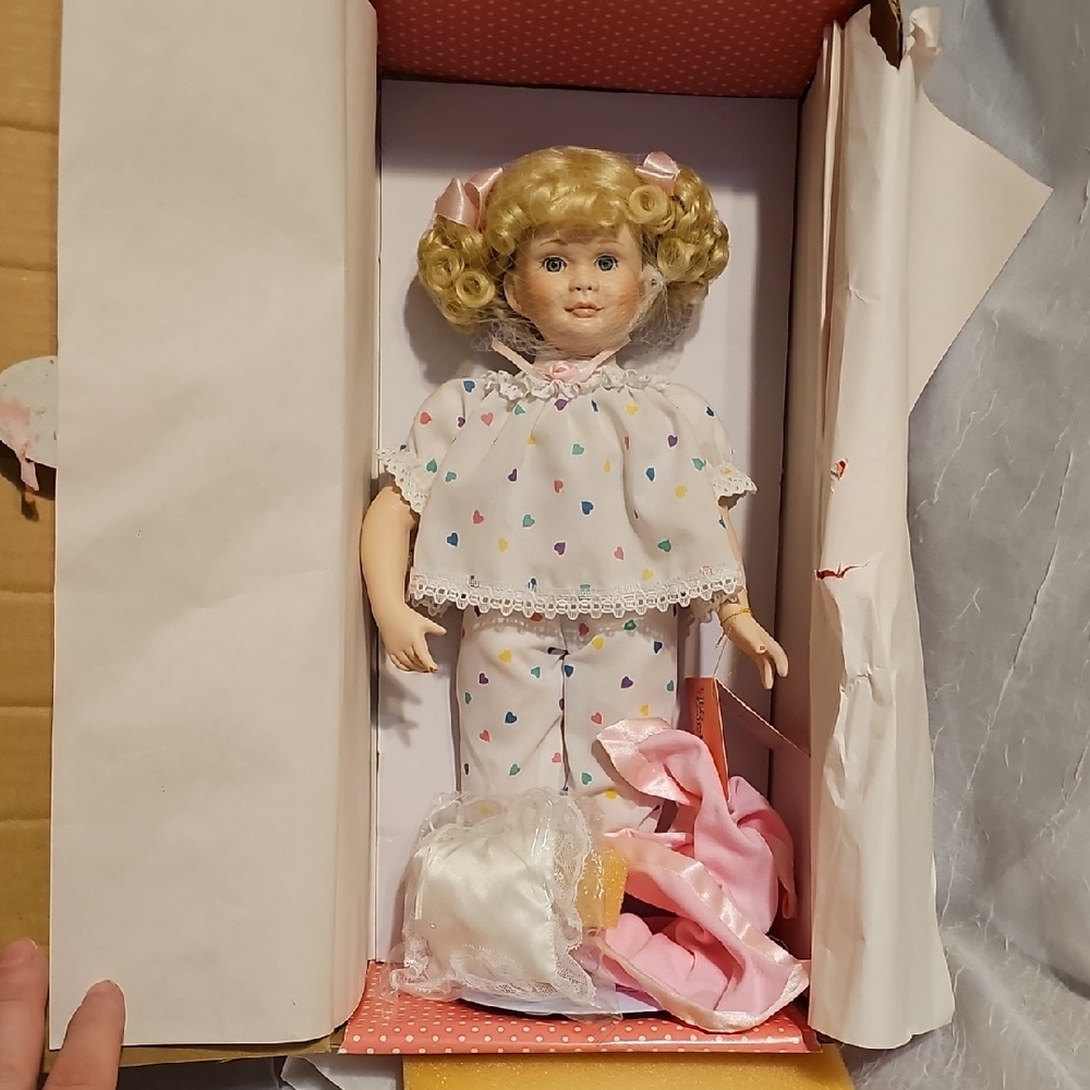VTG - Paradise Galleries - Elizabeth's Pajama Party Porcelain Doll